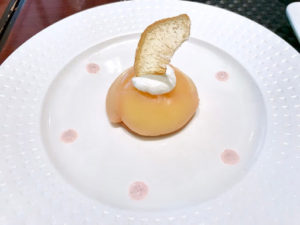 京王プラザホテル札幌レストランランチブッフェの桃のタルトフレーズバニラソース