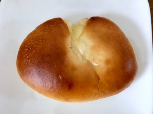 ベーカリーコネル(BAKERYConeru)のクリームパン