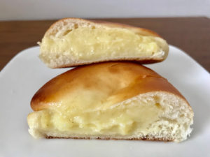 ベーカリーコネル(BAKERYConeru)のクリームパンの断面