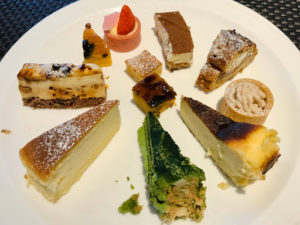 しこつ湖鶴雅リゾートスパ水の謌ヘルシービュッフェアマムのバスク風チーズケーキや抹茶ケーキ